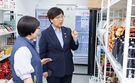 정은경 보건복지부장관이 6월 10일 서울 종로구에 소재한 '창신동 쪽방상담소'를 방문해 여름철 취약계층 보호대책 추진상황을 점검하고 일선 현장에서 애쓰는 관계자들을 격려하고 있다.
