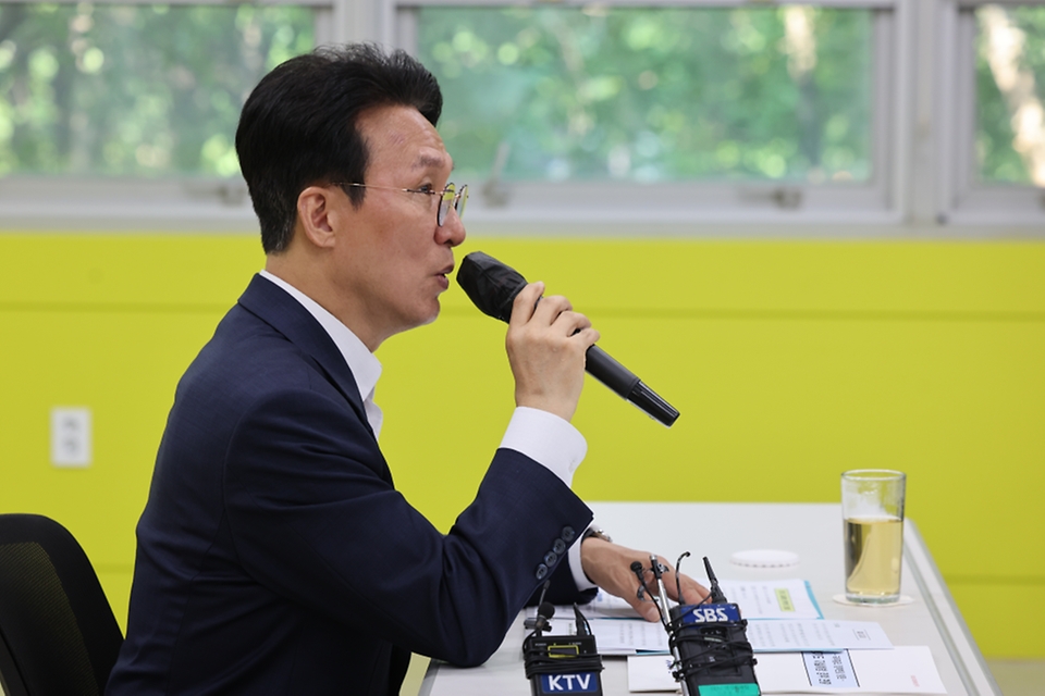 김민석 국무총리가 6월 10일 수원시 장안구 경기도 자살예방센터에서 열린 자살예방 정책현장 간담회를 주재하고 있다.