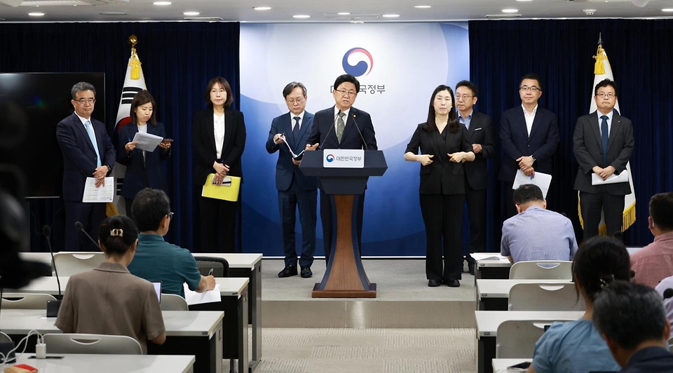 최교진 교육부 장관이 6월 9일 정부서울청사에서 '10대 청소년 자살예방 범정부 추진 대책'을 발표하고 있다. 이번 대책은 제20회 국무회의에서 논의된 '9대 분야별 자살예방 대책'의 일환으로 수립되었다.