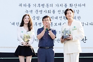 김성환 기후에너지환경부 장관이 6월 5일 서울 잠원한강공원에서 열린 2026 환경의 날 기념식에 참석해 아이들 미연과 영화배우 권율에게 기후행동 홍보대사 위촉장을 수여했다. 또한 주요 내빈들과 함께 대한민국 기후행동 출범식을 갖고, 기후행동 선언문을 낭독하고 기념촬영을 하고 있다.