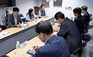정은경 보건복지부장관이 6월 10일 서울 종로구에 소재한 '창신동 쪽방상담소'를 방문해 여름철 취약계층 보호대책 추진상황을 점검하고 일선 현장에서 애쓰는 관계자들을 격려하고 있다.