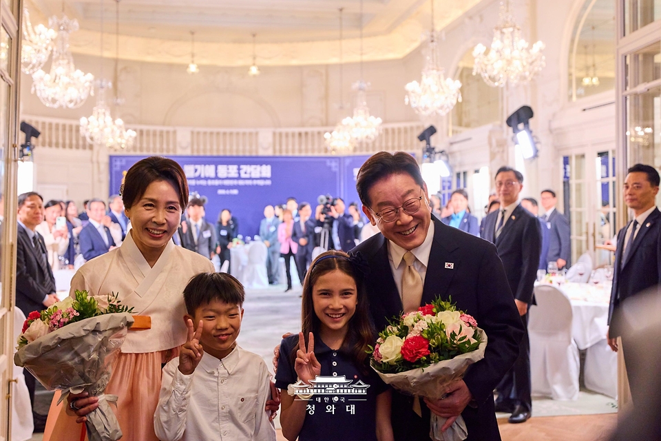 이재명 대통령과 김혜경 여사가 6월 9일(현지 시간) 벨기에 브뤼셀 한 호텔에서 열린 동포 만찬간담회에서 화동과 기념촬영을 하고 있다.