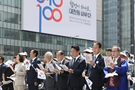 김민석 국무총리가 6월 10일 광화문광장에서 열린 제100주년 6·10 만세운동 기념식에 참석, 기념사를 하고 있다.