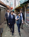 정은경 보건복지부장관이 6월 10일 서울 종로구에 소재한 '창신동 쪽방상담소'를 방문해 여름철 취약계층 보호대책 추진상황을 점검하고 일선 현장에서 애쓰는 관계자들을 격려하고 있다.
