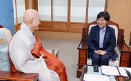 정은경 보건복지부 장관이 대한불교조계종 한국불교문화사업단과 함께 6월 10일 서울 종로구 조계종 총무원에서 실종아동 가족 등에 템플스테이를 통한 가족회복의 기회를 제공하는 '가족보듬' 사업 업무협약을 체결하고 있다.