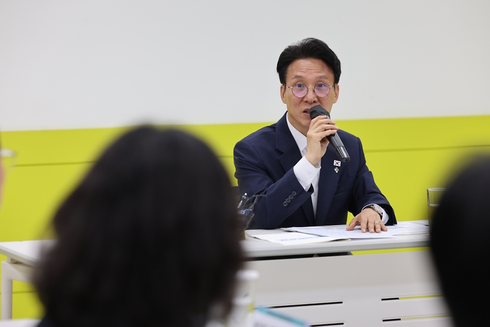 김민석 국무총리가 6월 10일 수원시 장안구 경기도 자살예방센터에서 열린 자살예방 정책현장 간담회를 주재하고 있다.