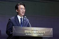 김민석 국무총리가 6월 9일 서초구 가톨릭대학교 성의교정 옴니버스파크 컨벤션에서 열린 생명의 신비상 시상식에 참석, 축사를 하고 있다.