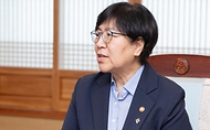 정은경 보건복지부 장관이 대한불교조계종 한국불교문화사업단과 함께 6월 10일 서울 종로구 조계종 총무원에서 실종아동 가족 등에 템플스테이를 통한 가족회복의 기회를 제공하는 '가족보듬' 사업 업무협약을 체결하고 있다.
