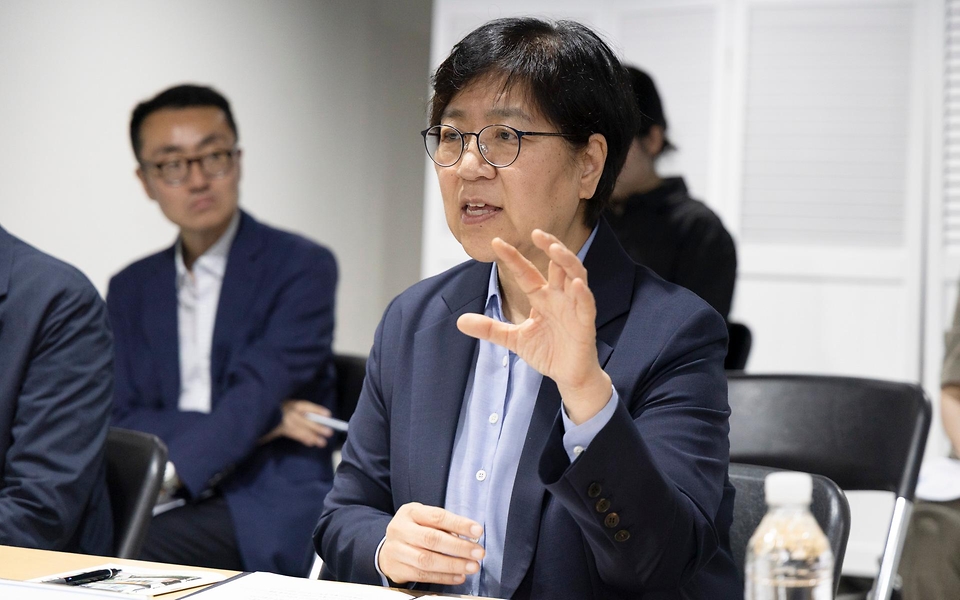 정은경 보건복지부장관이 6월 10일 서울 종로구에 소재한 '창신동 쪽방상담소'를 방문해 여름철 취약계층 보호대책 추진상황을 점검하고 일선 현장에서 애쓰는 관계자들을 격려하고 있다.