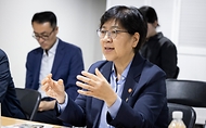 정은경 보건복지부장관이 6월 10일 서울 종로구에 소재한 '창신동 쪽방상담소'를 방문해 여름철 취약계층 보호대책 추진상황을 점검하고 일선 현장에서 애쓰는 관계자들을 격려하고 있다.