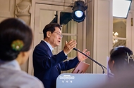 이재명 대통령이 6월 9일(현지 시간) 벨기에 브뤼셀 한 호텔에서 열린 동포 만찬간담회에서 인사말을 하고 있다.