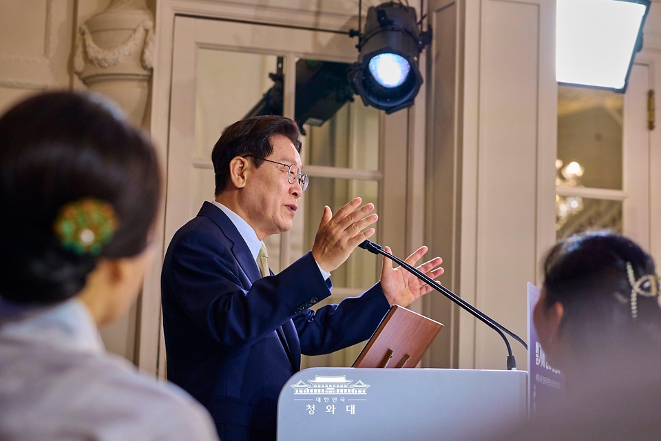 이재명 대통령이 6월 9일(현지 시간) 벨기에 브뤼셀 한 호텔에서 열린 동포 만찬간담회에서 인사말을 하고 있다.