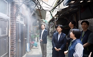 정은경 보건복지부장관이 6월 10일 서울 종로구에 소재한 '창신동 쪽방상담소'를 방문해 여름철 취약계층 보호대책 추진상황을 점검하고 일선 현장에서 애쓰는 관계자들을 격려하고 있다.