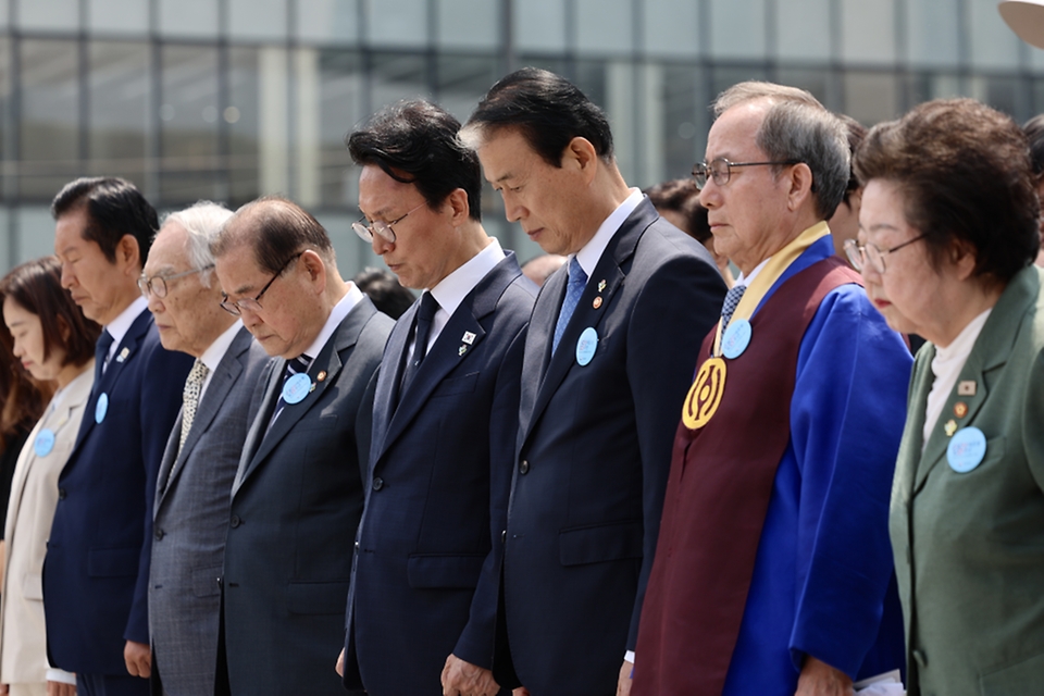 김민석 국무총리가 6월 10일 광화문광장에서 열린 제100주년 6·10 만세운동 기념식에 참석, 기념사를 하고 있다.
