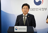 최교진 교육부 장관이 6월 9일 정부서울청사에서 '10대 청소년 자살예방 범정부 추진 대책'을 발표하고 있다. 이번 대책은 제20회 국무회의에서 논의된 '9대 분야별 자살예방 대책'의 일환으로 수립되었다.