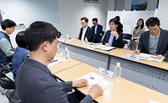 정은경 보건복지부장관이 6월 10일 서울 종로구에 소재한 '창신동 쪽방상담소'를 방문해 여름철 취약계층 보호대책 추진상황을 점검하고 일선 현장에서 애쓰는 관계자들을 격려하고 있다.