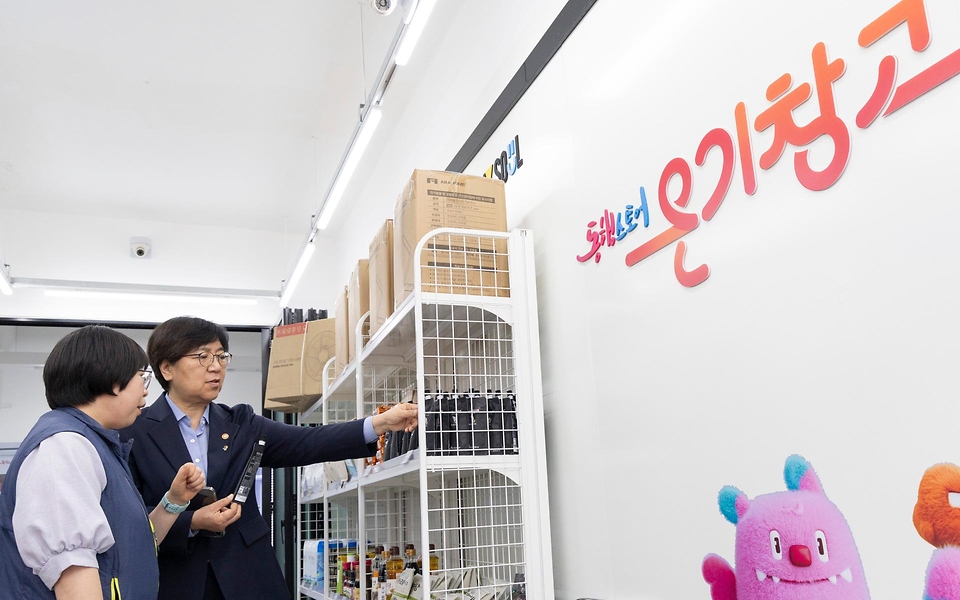 정은경 보건복지부장관이 6월 10일 서울 종로구에 소재한 '창신동 쪽방상담소'를 방문해 여름철 취약계층 보호대책 추진상황을 점검하고 일선 현장에서 애쓰는 관계자들을 격려하고 있다.