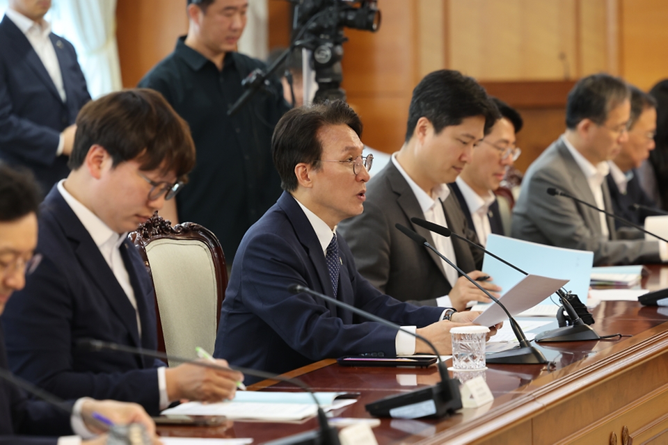 김민석 국무총리가 6월 9일 세종대로 정부서울청사에서 청년정책 관계장관 회의를 주재하고 있다.