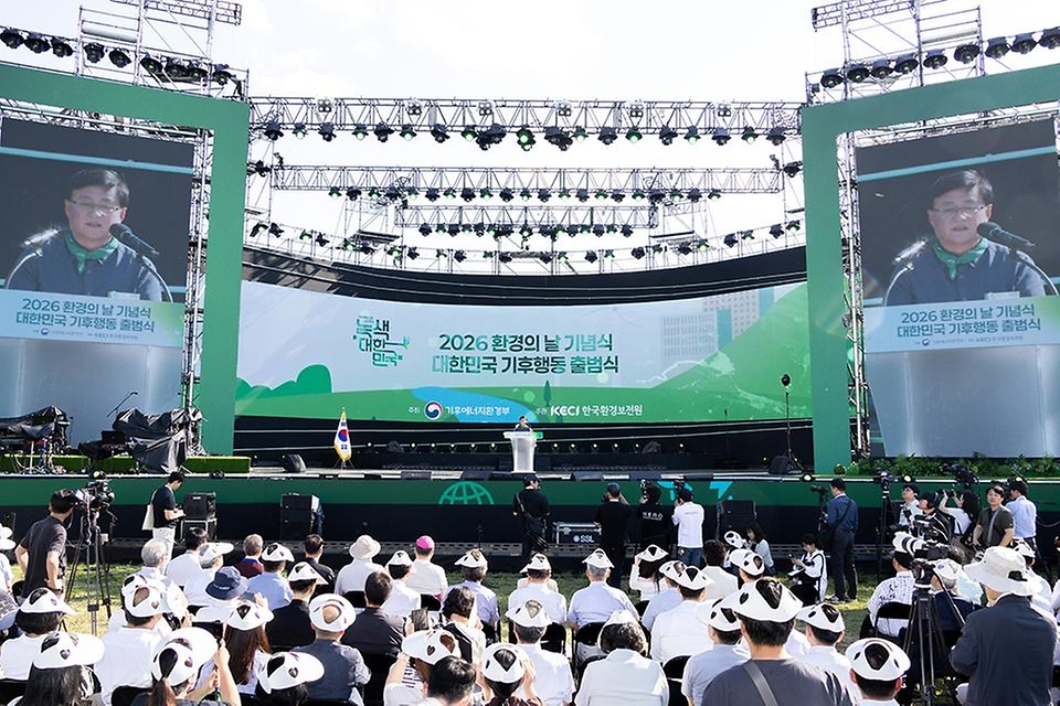 김성환 기후에너지환경부 장관이 6월 5일 서울 잠원한강공원에서 열린 2026 환경의 날 기념식에 참석해 아이들 미연과 영화배우 권율에게 기후행동 홍보대사 위촉장을 수여했다. 또한 주요 내빈들과 함께 대한민국 기후행동 출범식을 갖고, 기후행동 선언문을 낭독하고 기념촬영을 하고 있다.