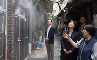정은경 보건복지부장관이 6월 10일 서울 종로구에 소재한 '창신동 쪽방상담소'를 방문해 여름철 취약계층 보호대책 추진상황을 점검하고 일선 현장에서 애쓰는 관계자들을 격려하고 있다.