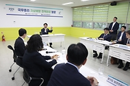 김민석 국무총리가 6월 10일 수원시 장안구 경기도 자살예방센터에서 열린 자살예방 정책현장 간담회를 주재하고 있다.