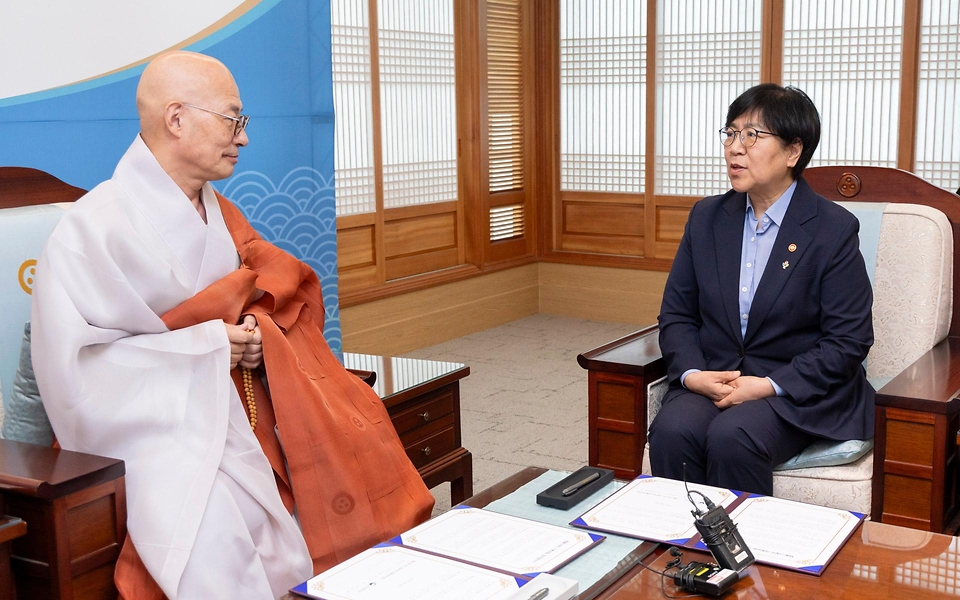 정은경 보건복지부 장관이 대한불교조계종 한국불교문화사업단과 함께 6월 10일 서울 종로구 조계종 총무원에서 실종아동 가족 등에 템플스테이를 통한 가족회복의 기회를 제공하는 '가족보듬' 사업 업무협약을 체결하고 있다.