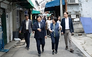 정은경 보건복지부장관이 6월 10일 서울 종로구에 소재한 '창신동 쪽방상담소'를 방문해 여름철 취약계층 보호대책 추진상황을 점검하고 일선 현장에서 애쓰는 관계자들을 격려하고 있다.