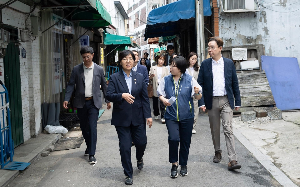 정은경 보건복지부장관이 6월 10일 서울 종로구에 소재한 '창신동 쪽방상담소'를 방문해 여름철 취약계층 보호대책 추진상황을 점검하고 일선 현장에서 애쓰는 관계자들을 격려하고 있다.