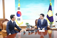 김민석 국무총리가 6월 10일 여의도 국회에서 조정식 신임 국회의장을 예방, 인사 및 환담을 나누고 있다.