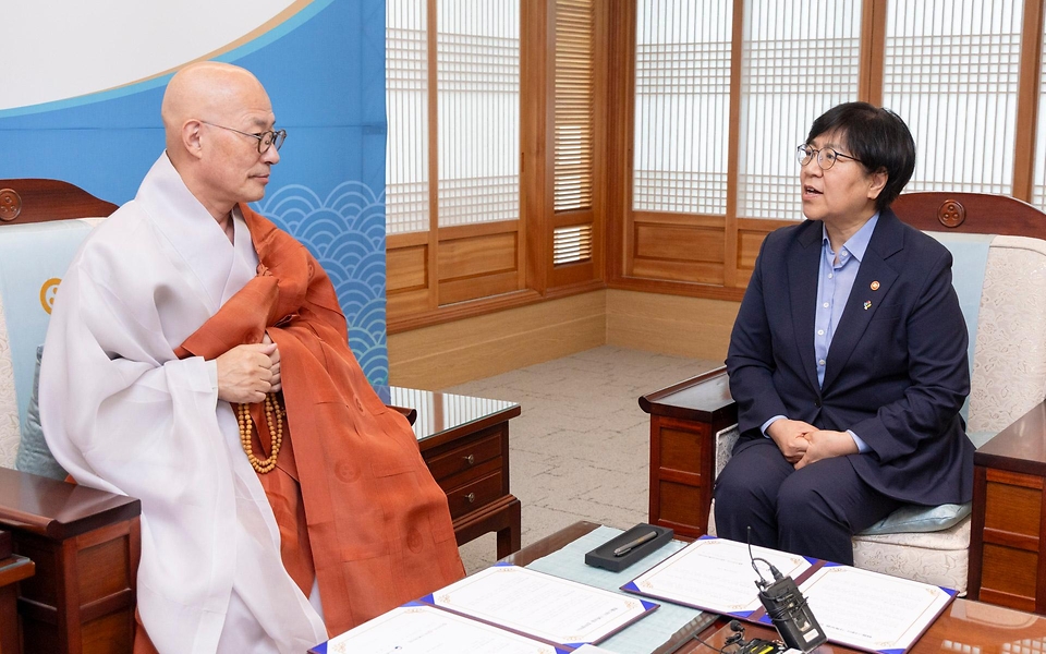 정은경 보건복지부 장관이 대한불교조계종 한국불교문화사업단과 함께 6월 10일 서울 종로구 조계종 총무원에서 실종아동 가족 등에 템플스테이를 통한 가족회복의 기회를 제공하는 '가족보듬' 사업 업무협약을 체결하고 있다.