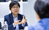 정은경 보건복지부장관이 6월 10일 서울 종로구에 소재한 '창신동 쪽방상담소'를 방문해 여름철 취약계층 보호대책 추진상황을 점검하고 일선 현장에서 애쓰는 관계자들을 격려하고 있다.