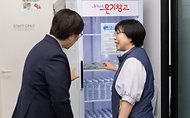 정은경 보건복지부장관이 6월 10일 서울 종로구에 소재한 '창신동 쪽방상담소'를 방문해 여름철 취약계층 보호대책 추진상황을 점검하고 일선 현장에서 애쓰는 관계자들을 격려하고 있다.