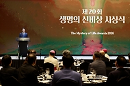 김민석 국무총리가 6월 9일 서초구 가톨릭대학교 성의교정 옴니버스파크 컨벤션에서 열린 생명의 신비상 시상식에 참석, 축사를 하고 있다.