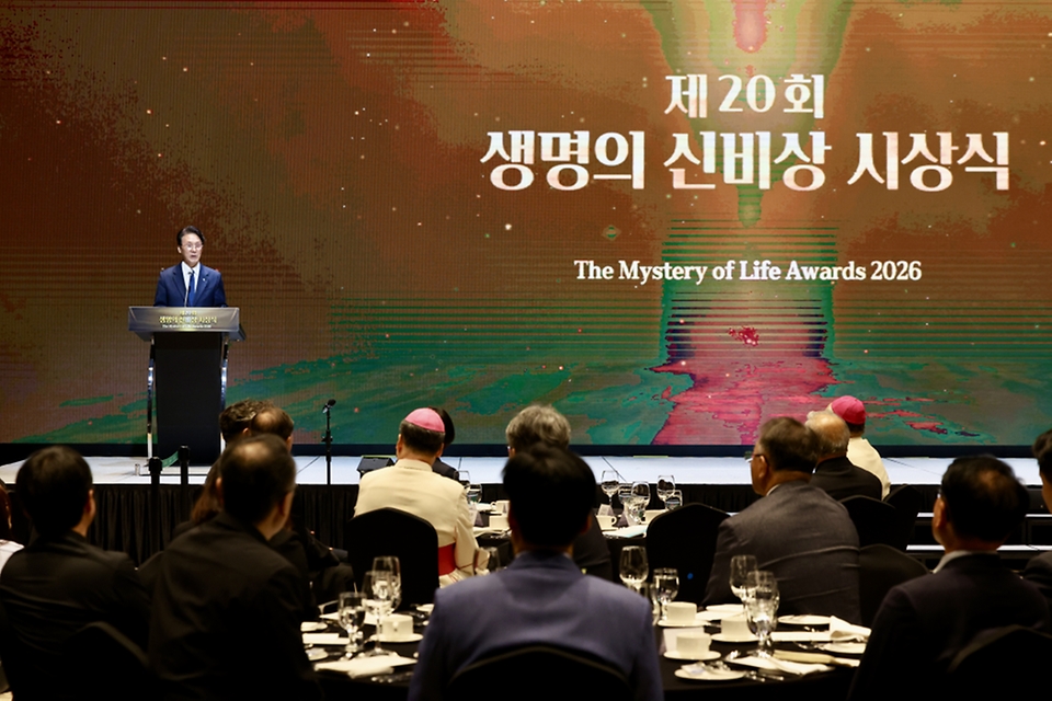 김민석 국무총리가 6월 9일 서초구 가톨릭대학교 성의교정 옴니버스파크 컨벤션에서 열린 생명의 신비상 시상식에 참석, 축사를 하고 있다.