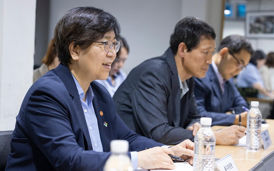 정은경 보건복지부장관이 6월 10일 서울 종로구에 소재한 '창신동 쪽방상담소'를 방문해 여름철 취약계층 보호대책 추진상황을 점검하고 일선 현장에서 애쓰는 관계자들을 격려하고 있다.