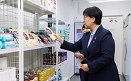 정은경 보건복지부장관이 6월 10일 서울 종로구에 소재한 '창신동 쪽방상담소'를 방문해 여름철 취약계층 보호대책 추진상황을 점검하고 일선 현장에서 애쓰는 관계자들을 격려하고 있다.