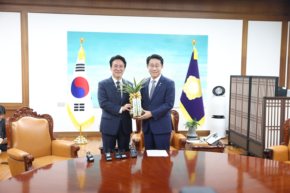 김민석 국무총리가 6월 10일 여의도 국회에서 조정식 신임 국회의장을 예방, 인사 및 환담을 나누고 있다.