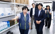 정은경 보건복지부장관이 6월 10일 서울 종로구에 소재한 '창신동 쪽방상담소'를 방문해 여름철 취약계층 보호대책 추진상황을 점검하고 일선 현장에서 애쓰는 관계자들을 격려하고 있다.