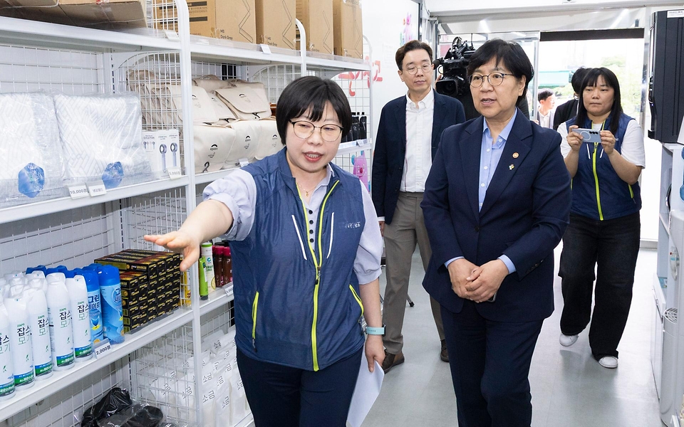 정은경 보건복지부장관이 6월 10일 서울 종로구에 소재한 '창신동 쪽방상담소'를 방문해 여름철 취약계층 보호대책 추진상황을 점검하고 일선 현장에서 애쓰는 관계자들을 격려하고 있다.