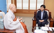 정은경 보건복지부 장관이 대한불교조계종 한국불교문화사업단과 함께 6월 10일 서울 종로구 조계종 총무원에서 실종아동 가족 등에 템플스테이를 통한 가족회복의 기회를 제공하는 '가족보듬' 사업 업무협약을 체결하고 있다.