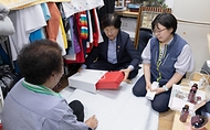 정은경 보건복지부장관이 6월 10일 서울 종로구에 소재한 '창신동 쪽방상담소'를 방문해 여름철 취약계층 보호대책 추진상황을 점검하고 일선 현장에서 애쓰는 관계자들을 격려하고 있다.