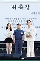 김성환 기후에너지환경부 장관이 6월 5일 서울 잠원한강공원에서 열린 2026 환경의 날 기념식에 참석해 아이들 미연과 영화배우 권율에게 기후행동 홍보대사 위촉장을 수여했다. 또한 주요 내빈들과 함께 대한민국 기후행동 출범식을 갖고, 기후행동 선언문을 낭독하고 기념촬영을 하고 있다.