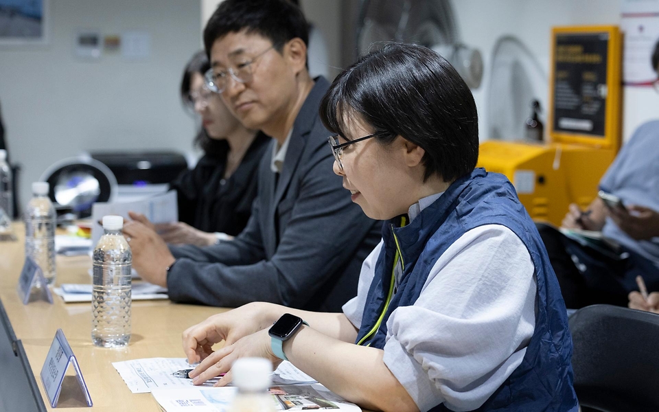 정은경 보건복지부장관이 6월 10일 서울 종로구에 소재한 '창신동 쪽방상담소'를 방문해 여름철 취약계층 보호대책 추진상황을 점검하고 일선 현장에서 애쓰는 관계자들을 격려하고 있다.
