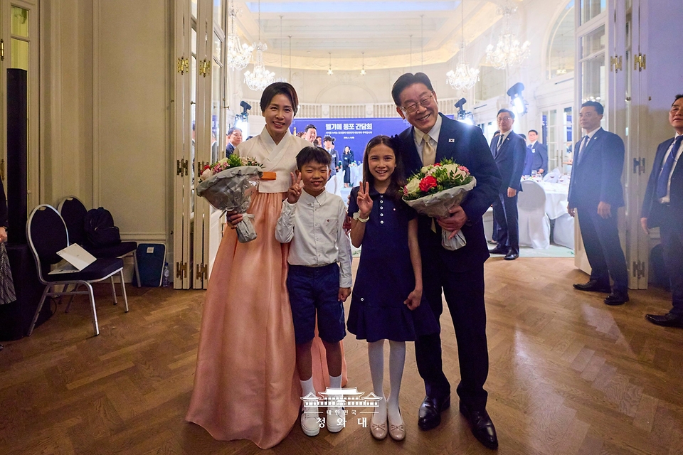 이재명 대통령과 김혜경 여사가 6월 9일(현지 시간) 벨기에 브뤼셀 한 호텔에서 열린 동포 만찬간담회에서 화동과 기념촬영을 하고 있다.