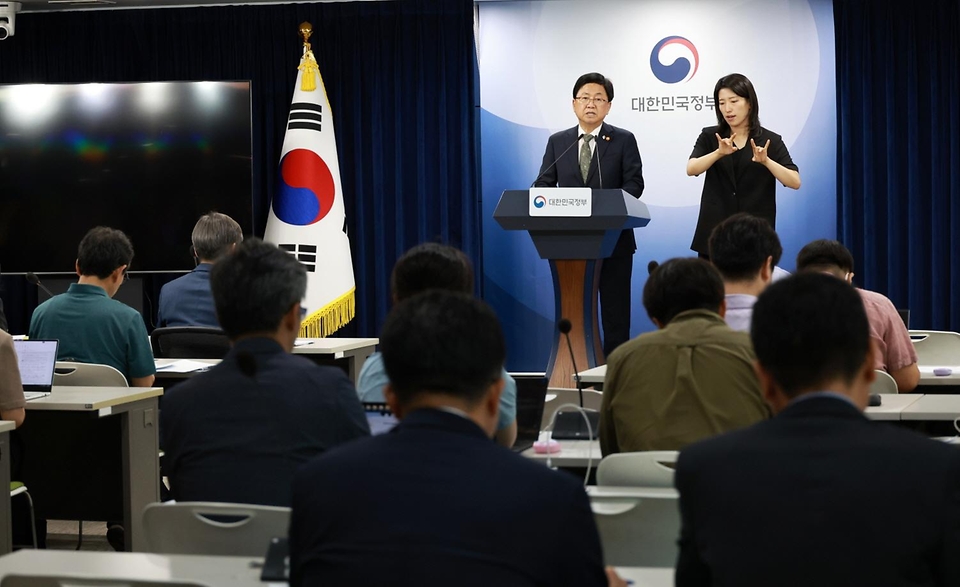 최교진 교육부 장관이 6월 9일 정부서울청사에서 '10대 청소년 자살예방 범정부 추진 대책'을 발표하고 있다. 이번 대책은 제20회 국무회의에서 논의된 '9대 분야별 자살예방 대책'의 일환으로 수립되었다.