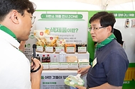 김성환 기후에너지환경부 장관이 6월 5일 서울 잠원한강공원에서 열린 2026 환경의 날 기념식에 참석해 아이들 미연과 영화배우 권율에게 기후행동 홍보대사 위촉장을 수여했다. 또한 주요 내빈들과 함께 대한민국 기후행동 출범식을 갖고, 기후행동 선언문을 낭독하고 기념촬영을 하고 있다.