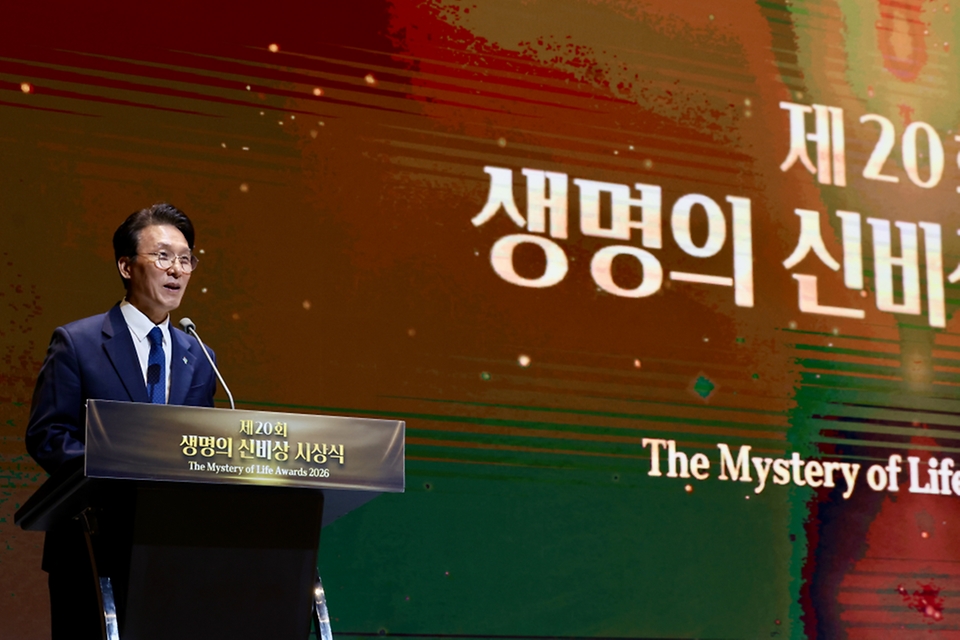 김민석 국무총리가 6월 9일 서초구 가톨릭대학교 성의교정 옴니버스파크 컨벤션에서 열린 생명의 신비상 시상식에 참석, 축사를 하고 있다.
