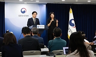 최교진 교육부 장관이 6월 9일 정부서울청사에서 '10대 청소년 자살예방 범정부 추진 대책'을 발표하고 있다. 이번 대책은 제20회 국무회의에서 논의된 '9대 분야별 자살예방 대책'의 일환으로 수립되었다.