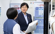 정은경 보건복지부장관이 6월 10일 서울 종로구에 소재한 '창신동 쪽방상담소'를 방문해 여름철 취약계층 보호대책 추진상황을 점검하고 일선 현장에서 애쓰는 관계자들을 격려하고 있다.