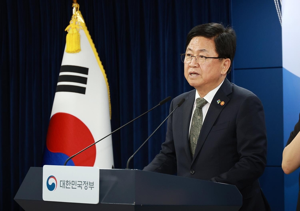 최교진 교육부 장관이 6월 9일 정부서울청사에서 '10대 청소년 자살예방 범정부 추진 대책'을 발표하고 있다. 이번 대책은 제20회 국무회의에서 논의된 '9대 분야별 자살예방 대책'의 일환으로 수립되었다.